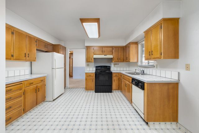 961 12th Avenue, Kingsburg, CA 93631