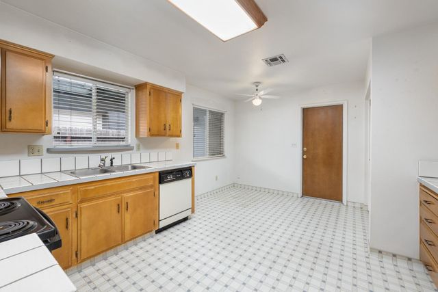 961 12th Avenue, Kingsburg, CA 93631