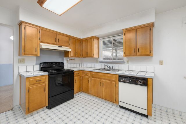 961 12th Avenue, Kingsburg, CA 93631