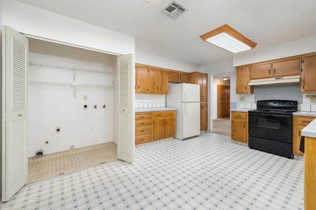 961 12th Avenue, Kingsburg, CA 93631