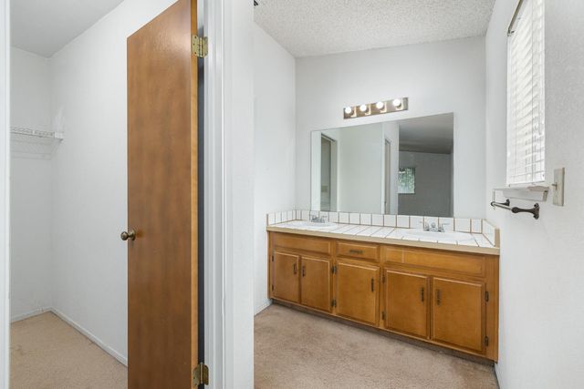 961 12th Avenue, Kingsburg, CA 93631