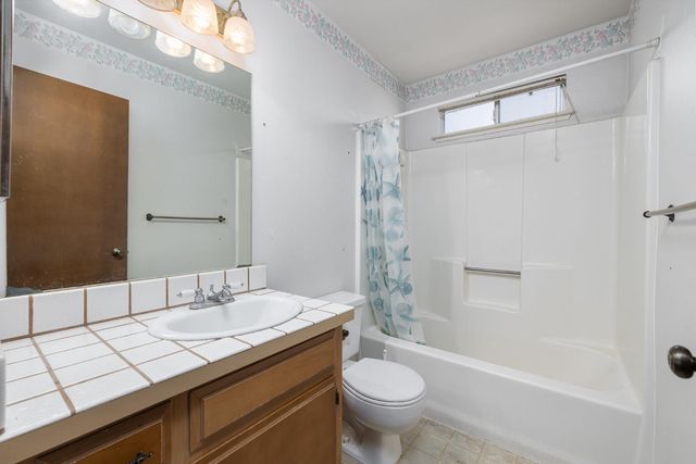 961 12th Avenue, Kingsburg, CA 93631