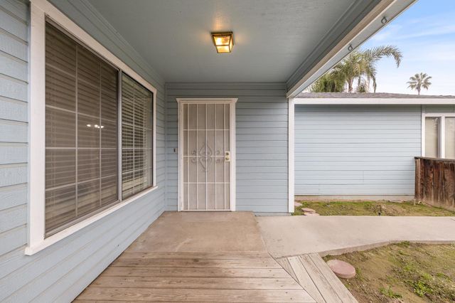 961 12th Avenue, Kingsburg, CA 93631