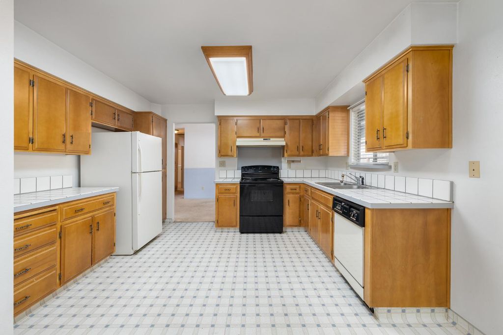 Image 11 of property listing at 961 12th Avenue, Kingsburg, CA 93631