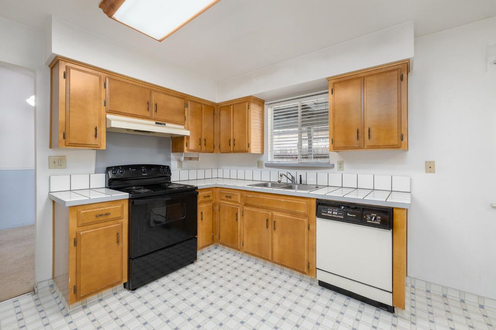 Image 14 of property listing at 961 12th Avenue, Kingsburg, CA 93631