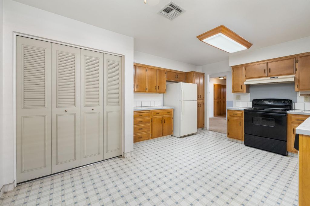 Image 15 of property listing at 961 12th Avenue, Kingsburg, CA 93631