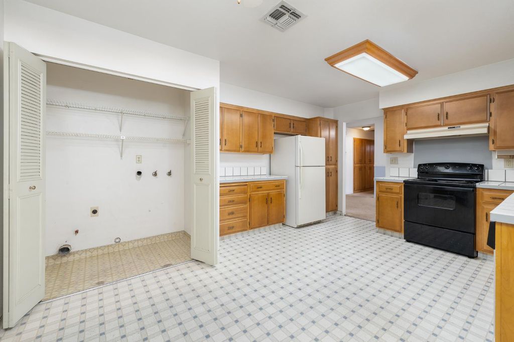 Image 16 of property listing at 961 12th Avenue, Kingsburg, CA 93631