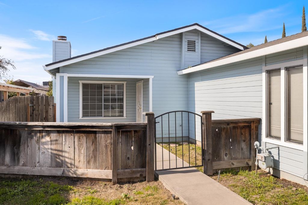 Image 2 of property listing at 961 12th Avenue, Kingsburg, CA 93631