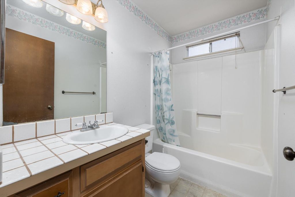 Image 25 of property listing at 961 12th Avenue, Kingsburg, CA 93631