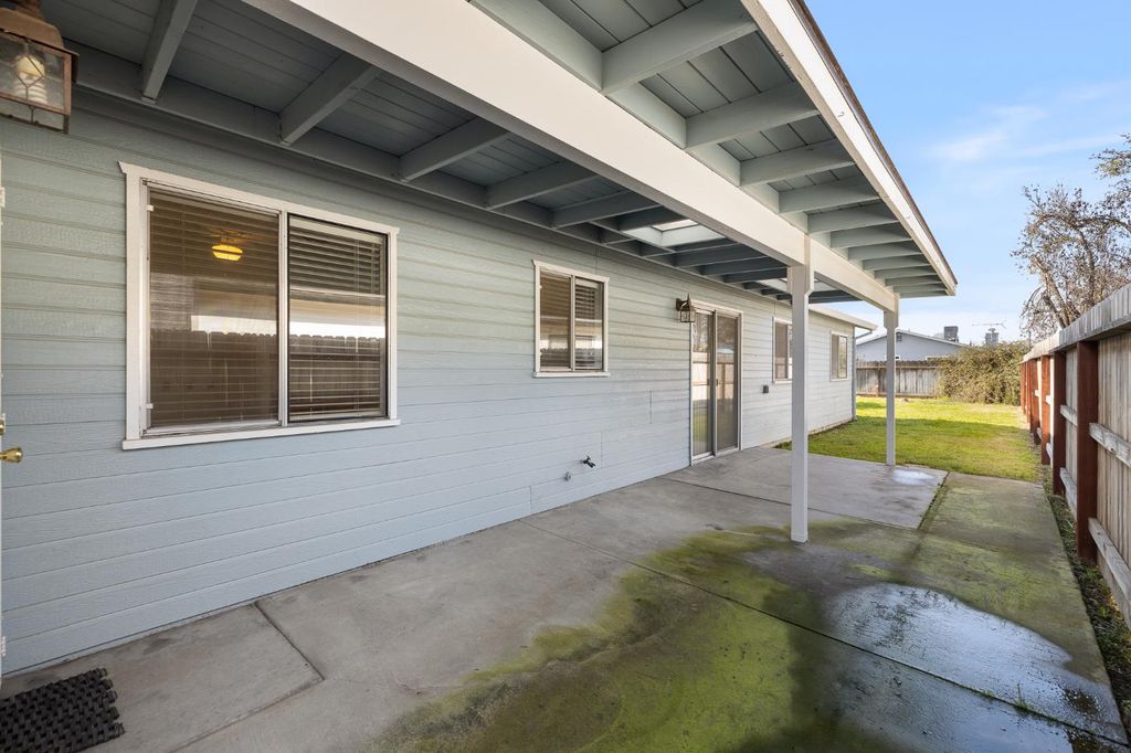 Image 28 of property listing at 961 12th Avenue, Kingsburg, CA 93631