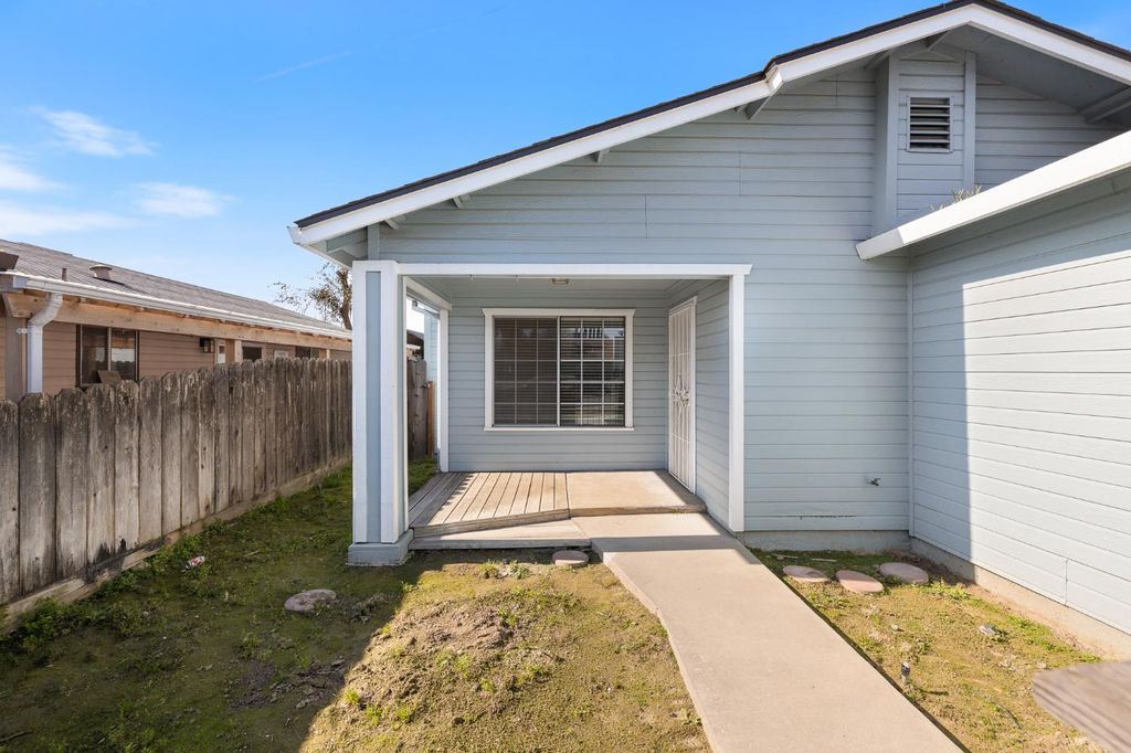 Image 3 of property listing at 961 12th Avenue, Kingsburg, CA 93631