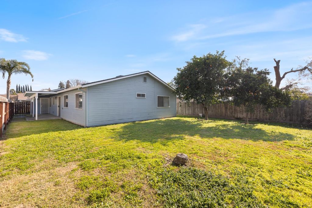 Image 30 of property listing at 961 12th Avenue, Kingsburg, CA 93631