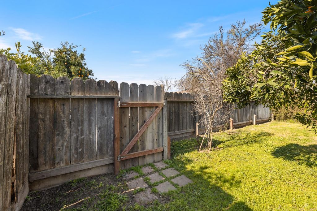 Image 31 of property listing at 961 12th Avenue, Kingsburg, CA 93631