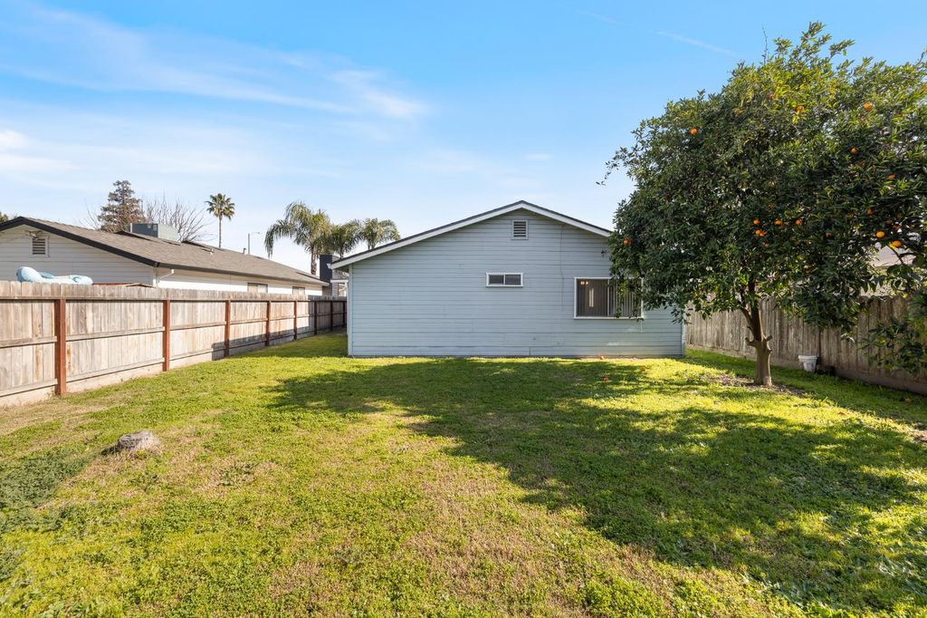 Image 32 of property listing at 961 12th Avenue, Kingsburg, CA 93631