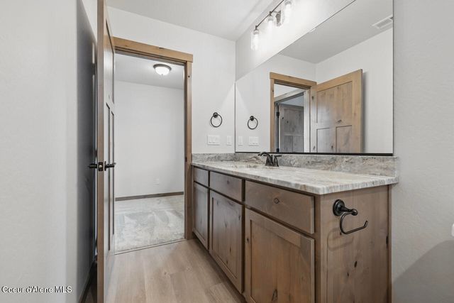 8424 N Snowflake Ln, Hayden, ID 83835