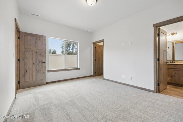 8424 N Snowflake Ln, Hayden, ID 83835