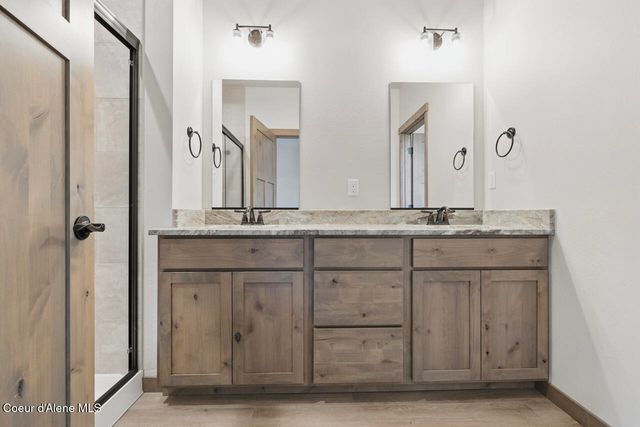 8424 N Snowflake Ln, Hayden, ID 83835