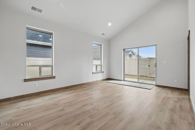 8424 N Snowflake Ln, Hayden, ID 83835