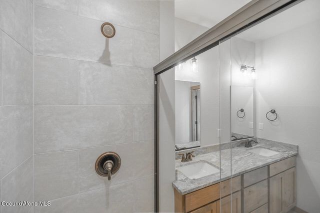 8424 N Snowflake Ln, Hayden, ID 83835