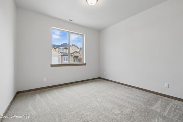 8424 N Snowflake Ln, Hayden, ID 83835