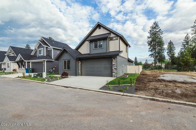 8424 N Snowflake Ln, Hayden, ID 83835