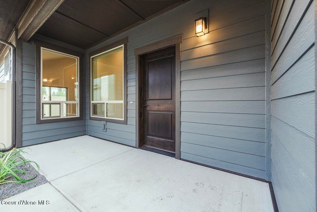 8424 N Snowflake Ln, Hayden, ID 83835