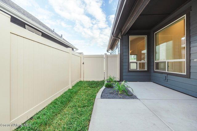 8424 N Snowflake Ln, Hayden, ID 83835