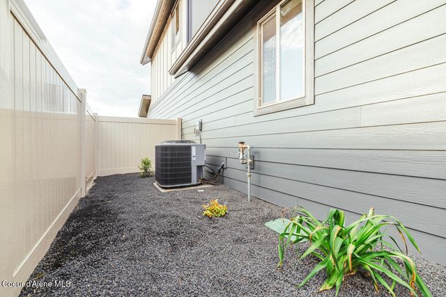 8424 N Snowflake Ln, Hayden, ID 83835