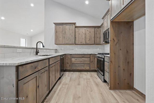 8424 N Snowflake Ln, Hayden, ID 83835