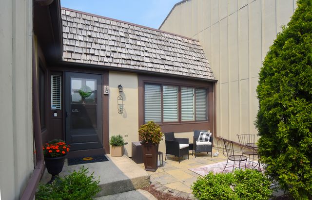 8 Westwood Drive, Indian Head Park, IL 60525