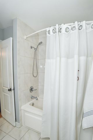 8 Westwood Drive, Indian Head Park, IL 60525