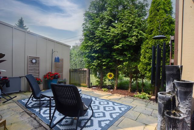 8 Westwood Drive, Indian Head Park, IL 60525