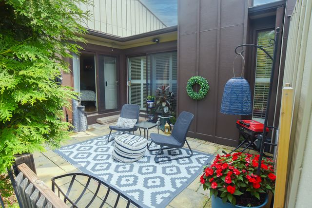 8 Westwood Drive, Indian Head Park, IL 60525