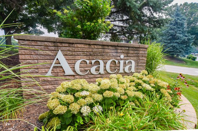 8 Westwood Drive, Indian Head Park, IL 60525