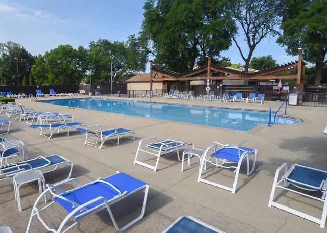 8 Westwood Drive, Indian Head Park, IL 60525
