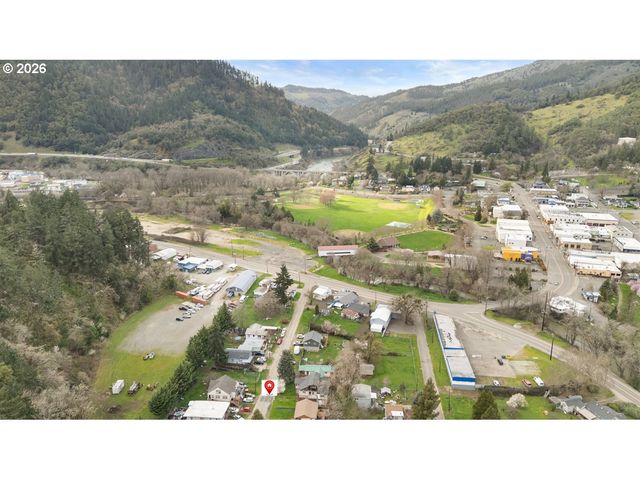 195 Se MILL St, Myrtle Creek, OR 97457