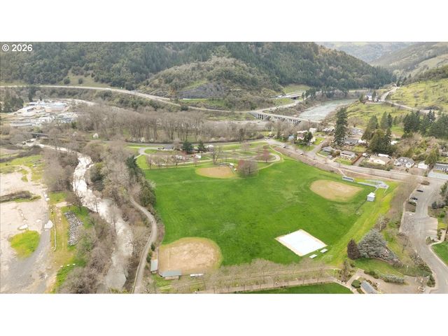 195 Se MILL St, Myrtle Creek, OR 97457