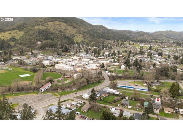 195 Se MILL St, Myrtle Creek, OR 97457