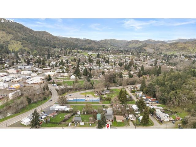 195 Se MILL St, Myrtle Creek, OR 97457