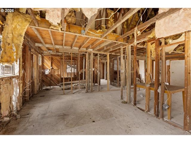 195 Se MILL St, Myrtle Creek, OR 97457