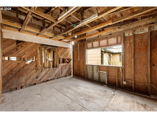 195 Se MILL St, Myrtle Creek, OR 97457