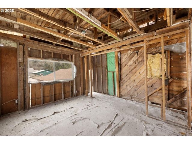 195 Se MILL St, Myrtle Creek, OR 97457