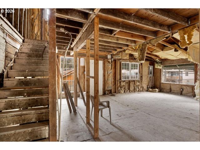195 Se MILL St, Myrtle Creek, OR 97457