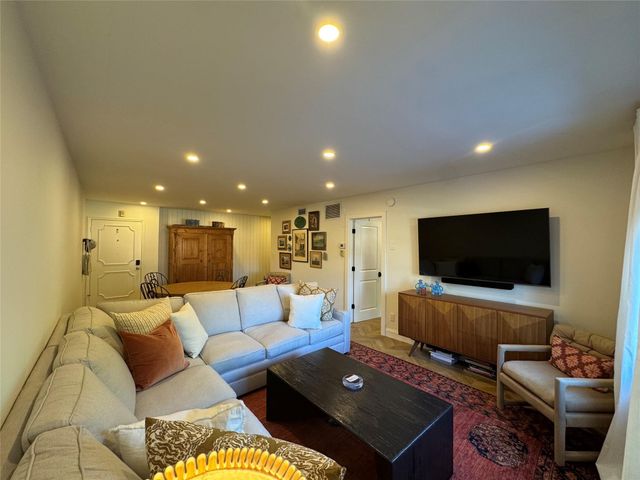 9 NE 19th Court 211C, Wilton Manors, FL 33305