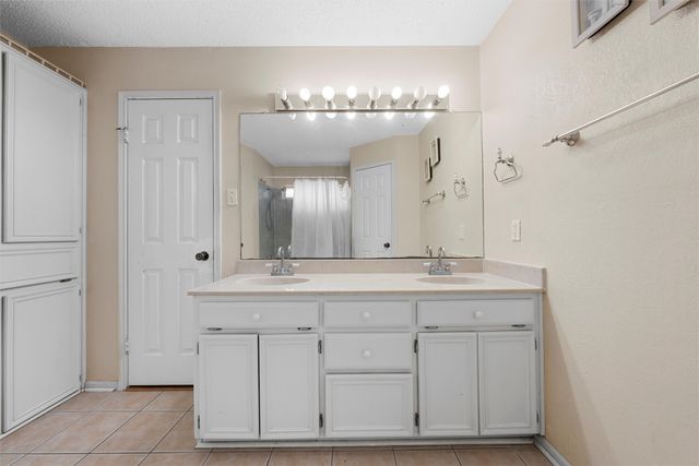 312 Hedrick Drive, Hewitt, TX 76643