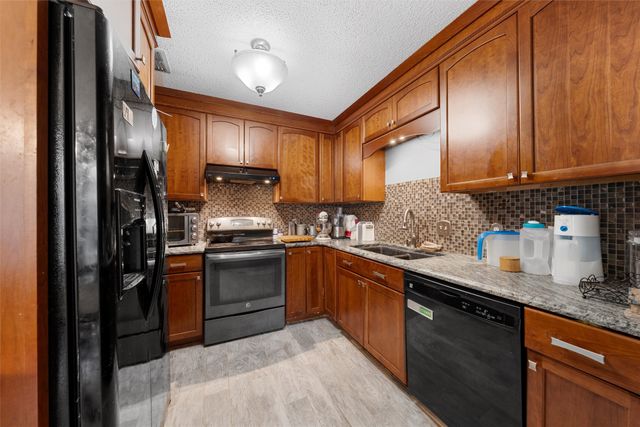 312 Hedrick Drive, Hewitt, TX 76643