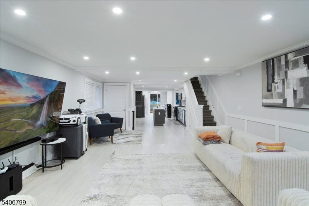 113 Sanford St, East Orange City, NJ 07018 — photo 2