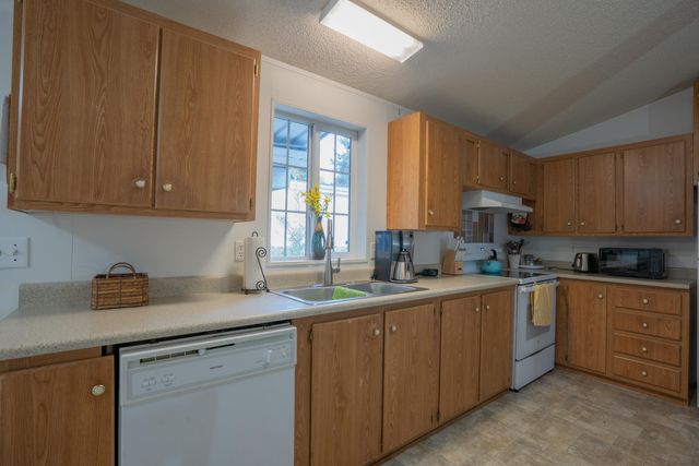 3700 Bellinger Lane SPC 22, Medford, OR 97501