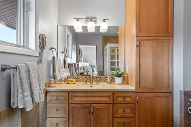 129 Piedra Loop, White Rock, NM 87547