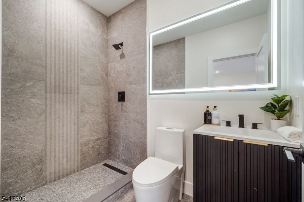 Image 7 of property listing at 31 Grace St, Irvington Twp., NJ 07111